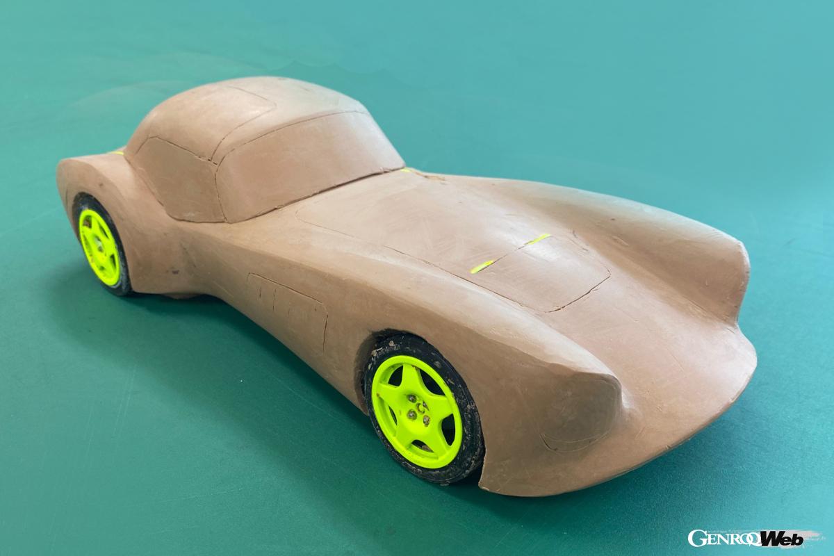 由良氏のアイデアスケッチをもとに、クレイ（粘土）を盛ったタミヤ製1/12スケールのプラモデル。