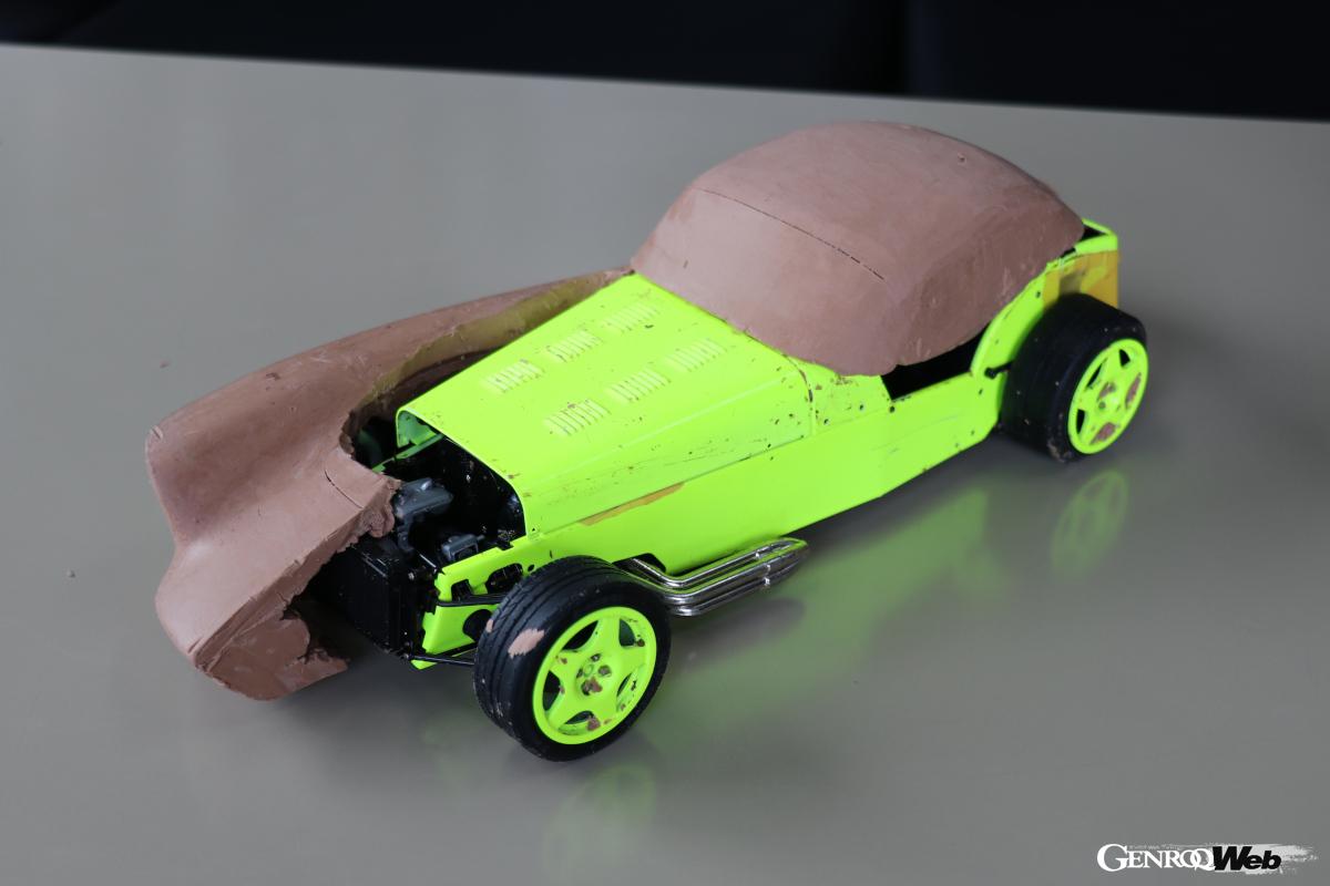 由良氏のアイデアスケッチをもとに、クレイ（粘土）を盛ったタミヤ製1/12スケールのプラモデル。