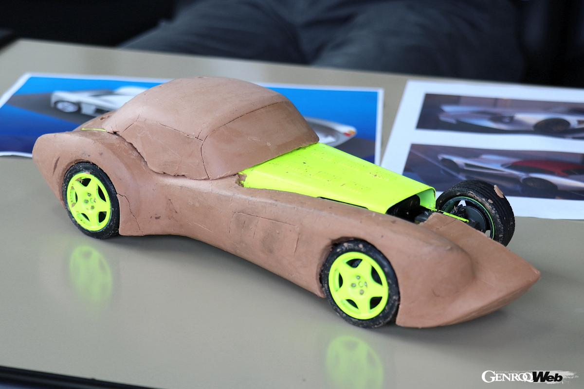 ボディサイド前側のルーバーは、フロントから入った空気がホイールハウスから抜くため。後ろ側はエンジンルームの排熱用だ。