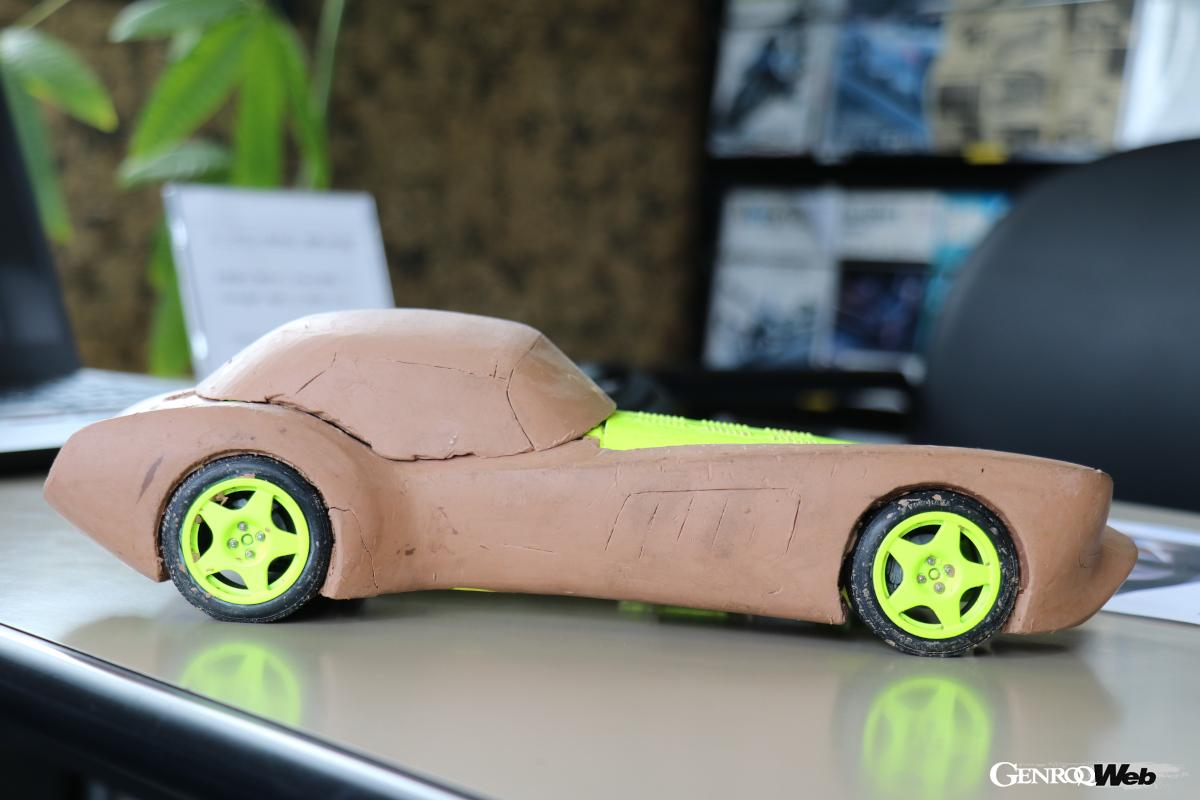 ボディサイド前側のルーバーは、フロントから入った空気がホイールハウスから抜くため。後ろ側はエンジンルームの排熱用だ。