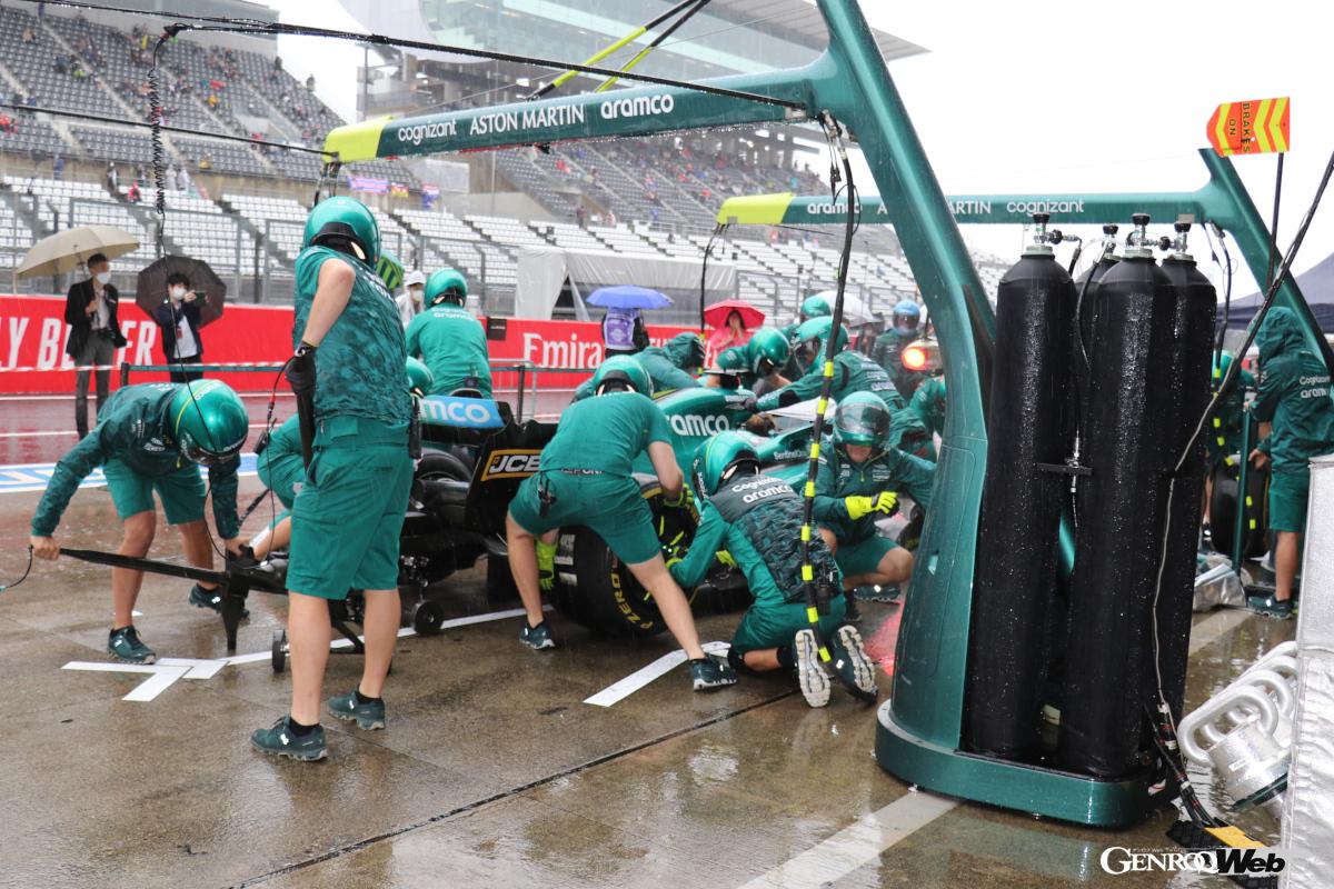 ストロールのマシンにタイヤを取り付け、雨の中ピットレーンでタイヤ交換の練習。