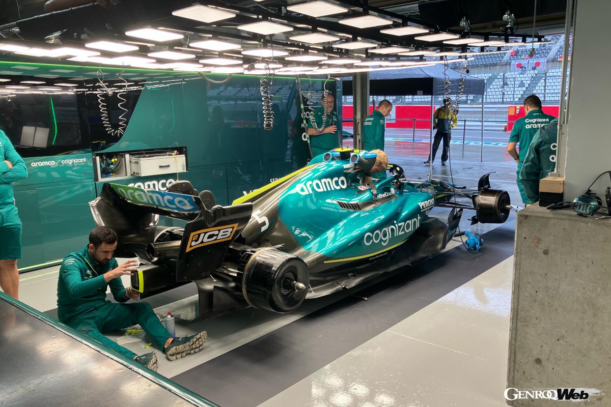 1.6リッターV6ハイブリッドエンジンの音は比較的大人しく、マシンの後ろにいても耳栓がいらないほど。しかし、ホームストレートを各車が全開で駆け抜けていくだけで、体の奥から思わずゾクゾク、ブルブルとしてくる。