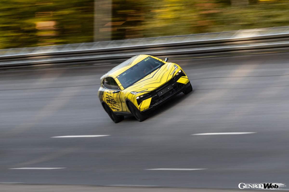 まず用意されたのは「エレトレ」「エレトレS」「エレトレR」の3グレード。エレトレとエレトレSは450kW（612ps）の最高出力と710Nmの最大トルク、フラッグシップのエレトレRは675kW（918ps）の最高出力と985Nmの最大トルクを誇る。