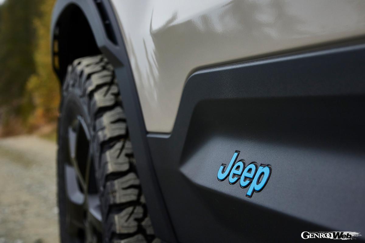 4×4コンセプトのエクステリアは牽引フック、幅広のバンパーとワイドトラック、大きく露出したアグレッシブなタイヤが特徴だ。フロントバンパーの強化樹脂パーツには、夜間の視認性を向上させる追加ライトが内蔵される。