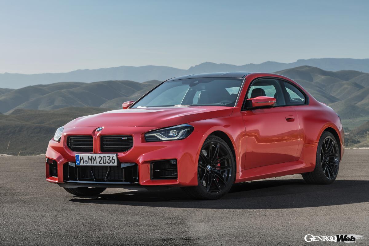 新型M2の最高出力は先代モデル比で90psものパワーアップを果たし、460ps。対するM4の最高出力はそれを20ps上回る480psとなり、M4コンペティションでは最高出力は510psに達する。