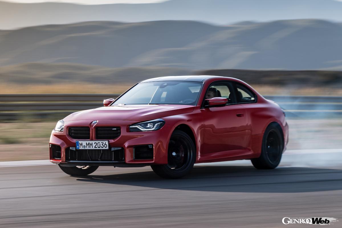新型M2の最高出力は先代モデル比で90psものパワーアップを果たし、460ps。対するM4の最高出力はそれを20ps上回る480psとなり、M4コンペティションでは最高出力は510psに達する。