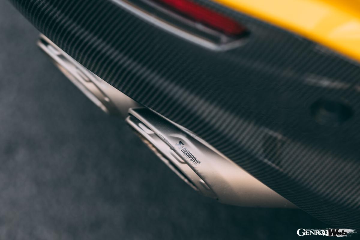 マフラーはアクラポビッチ製を標準装備。気持ちの良いサウンドを実現すると同時にチタン素材により10.4kgの軽量化を果たした。