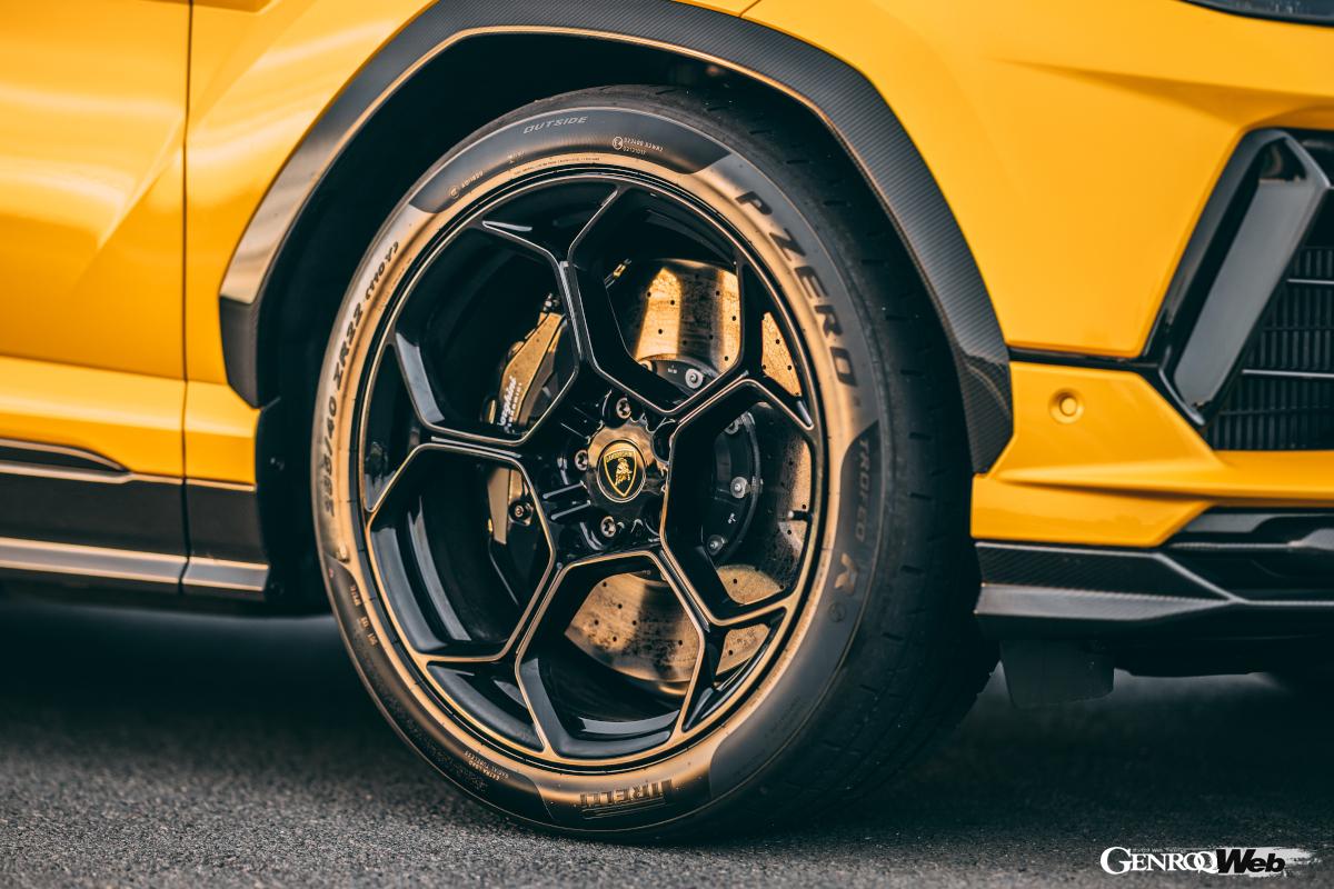 金属製スプリングを採用(ウルスSはエアサス)して車高は30mmダウン。新設計のホイールは従来より6.3kg軽い。タイヤはオプションでピレリ・トロフェオRを選択できる。