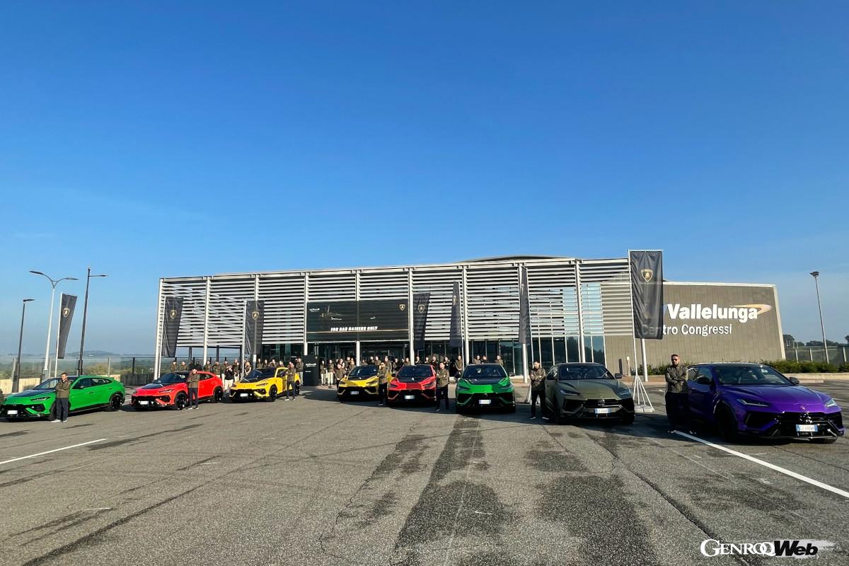 試乗のステージはローマ近郊のヴァレルンガ・サーキット。我々取材陣の到着をウルスとスタッフが勢揃いで出迎えてくれた。こういう演出も上手い。