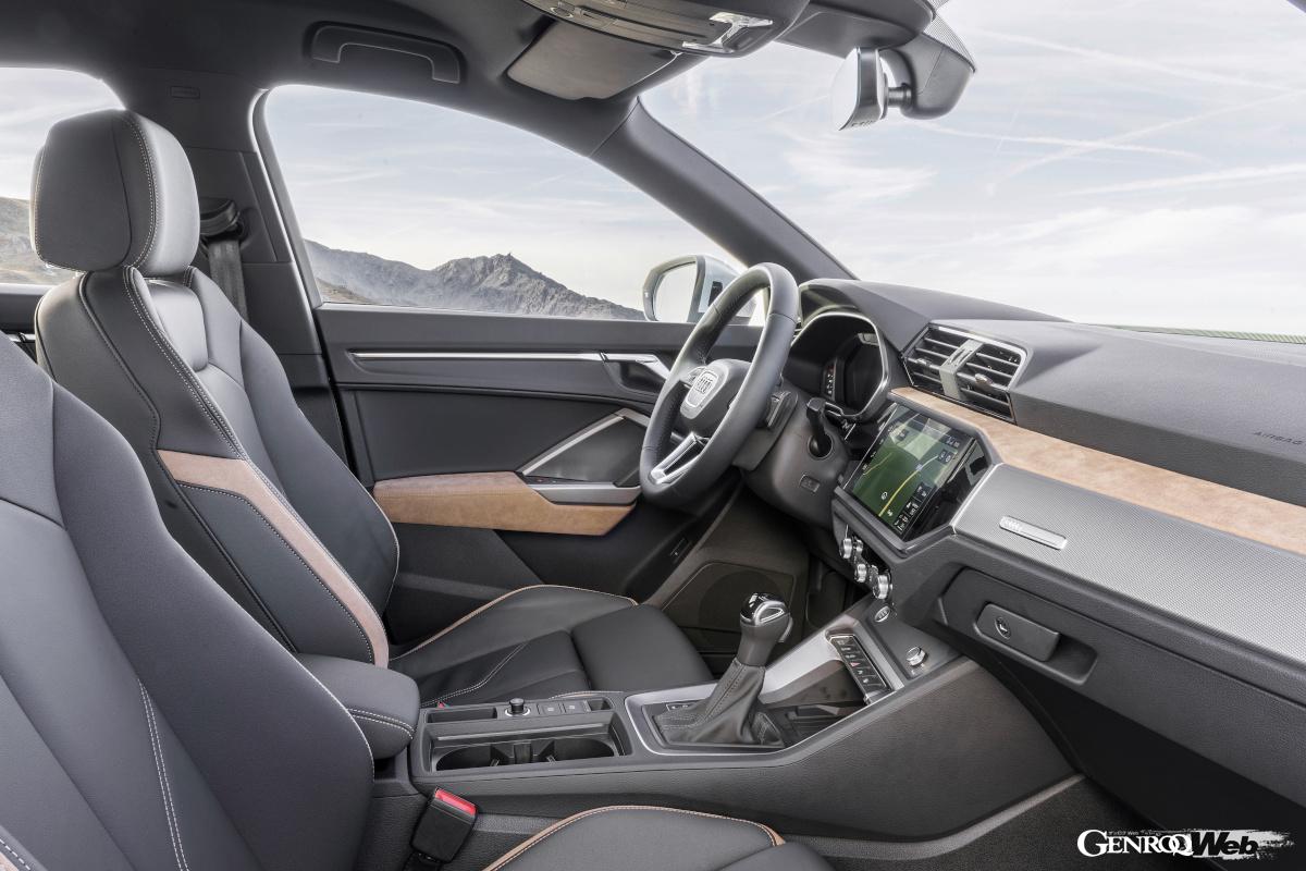 輸入コンパクトSUVの成功者であるアウディQ3。先進的なコクピットは物理スイッチを随所に残して手堅くもある。