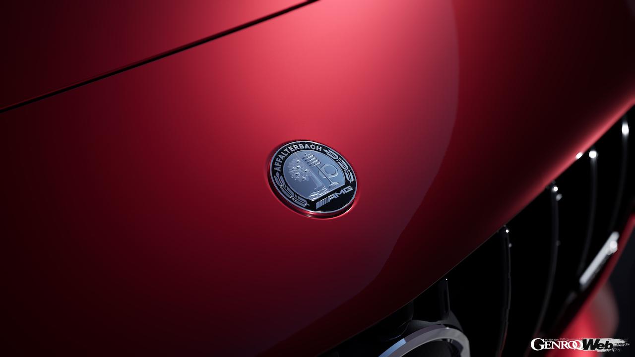 メルセデスAMG A 35 4MATICのボンネットに配された、AMGエンブレム。