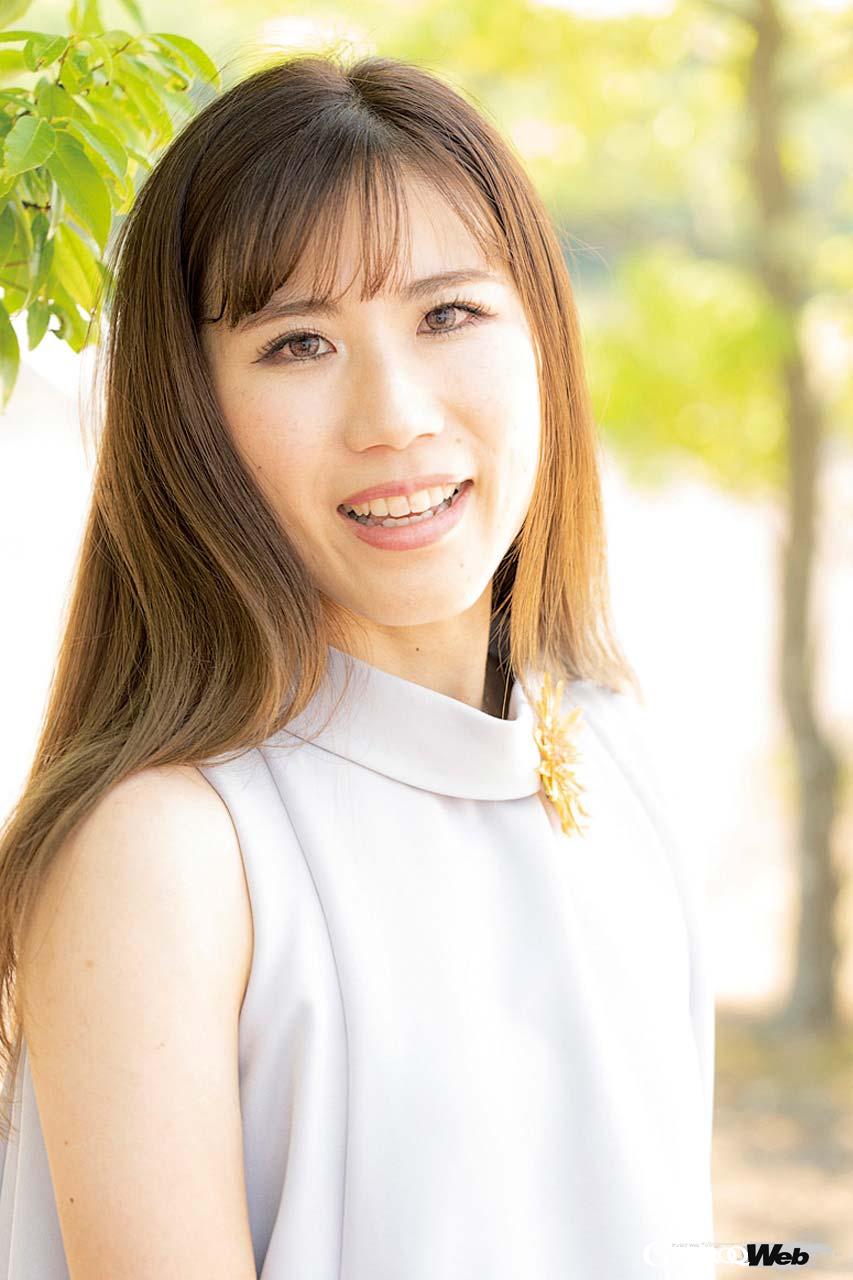 3シリーズを所有する長沢美穂さん。330km/hまで刻まれたM4のスピードメーターに驚きつつも、そのドライブを心から堪能したようだ。