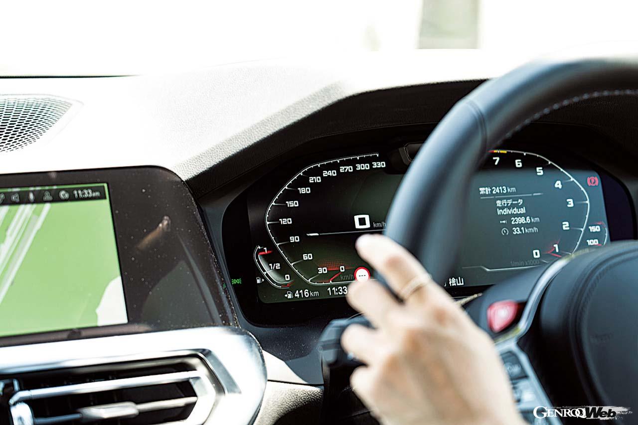 3シリーズを所有する長沢美穂さん。330km/hまで刻まれたM4のスピードメーターに驚きつつも、そのドライブを心から堪能したようだ。