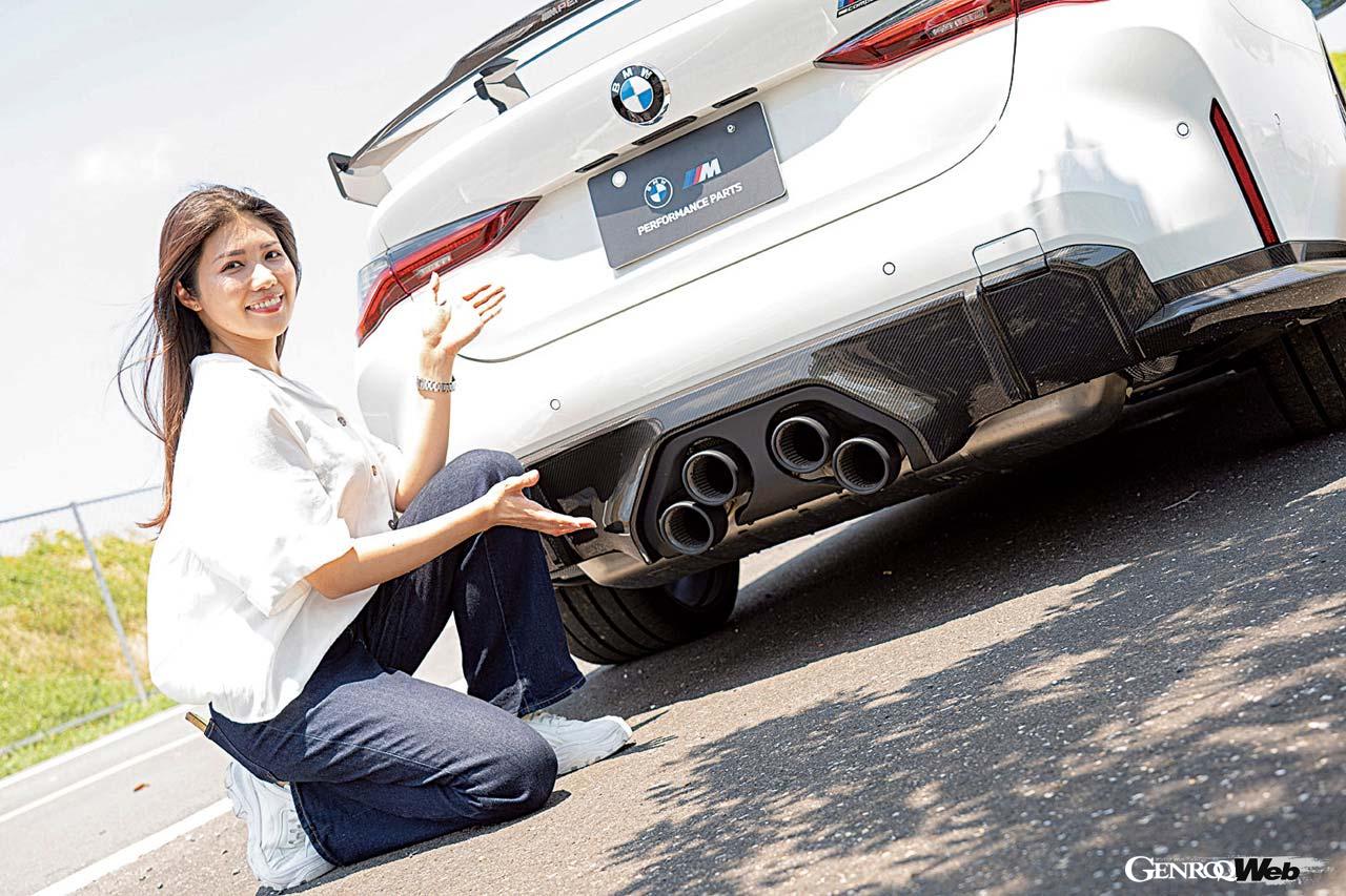 スポーツカー好きの仲川エナさんは試乗車に装着されていた「Mパフォーマンス」のマフラーに注目！ 「音がいい！」と大絶賛だ。