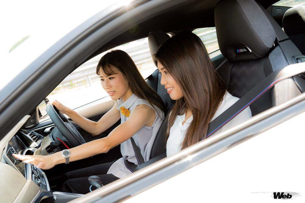 「BMW＆MINI Racing」シリーズでアンバサダーガールを務める仲川エナさん、長沢美穂さん。Mの象徴ともいえる「M4 コンペティション」に試乗した。