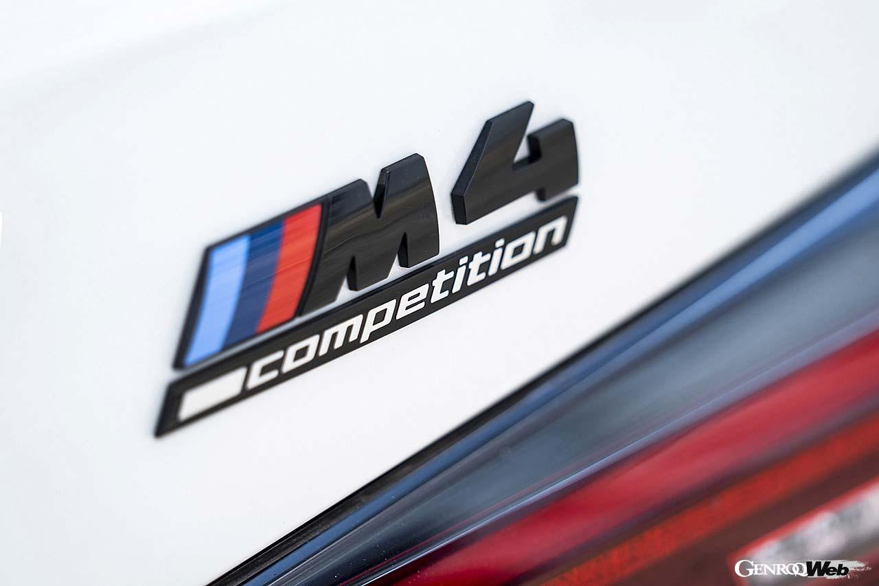 「BMW＆MINI Racing」シリーズでアンバサダーガールを務める仲川エナさん、長沢美穂さん。Mの象徴ともいえる「M4 コンペティション」に試乗した。