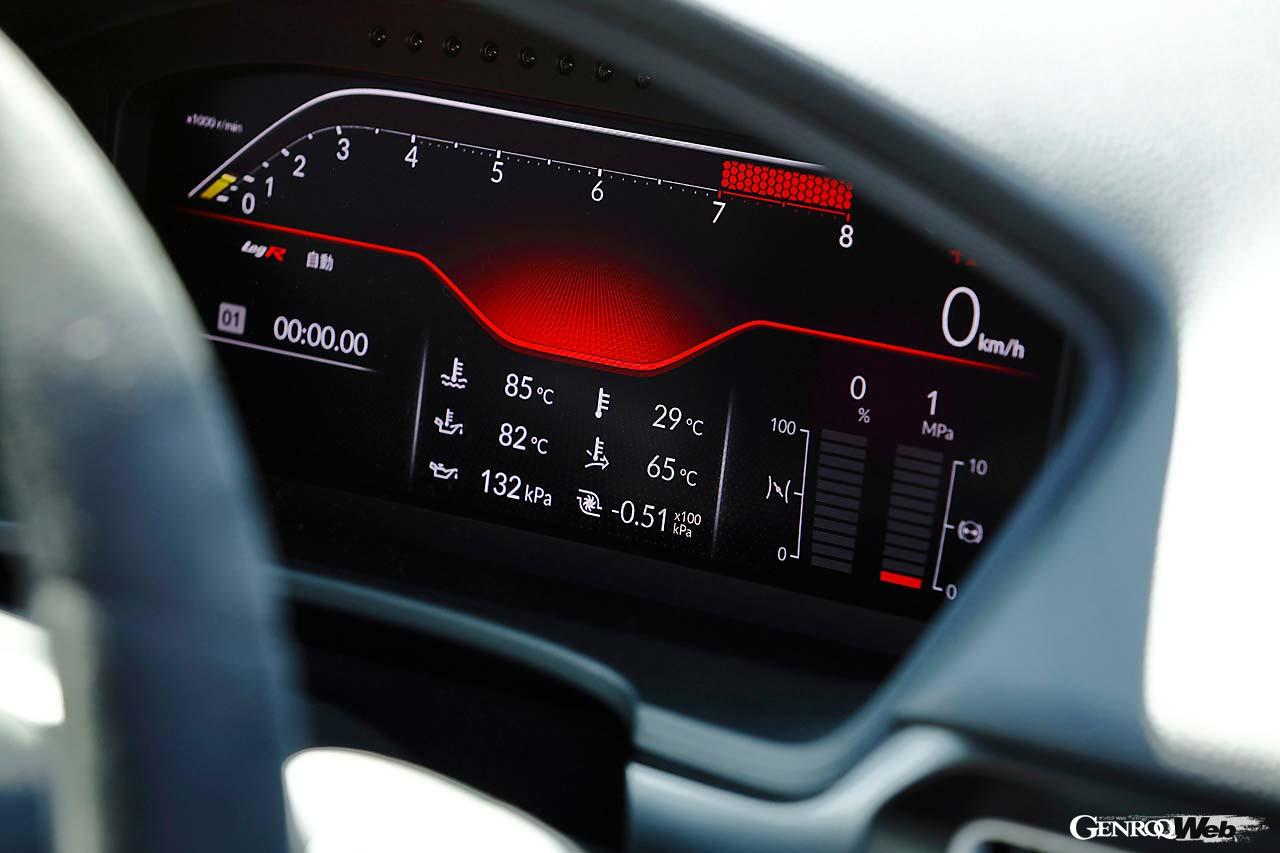 ＋Rを選択すると回転数がバータイプに変わる。リミッター付近ではLEDレブインジケーターと大きなブザー音でシフトタイミングを知らせてくれる。