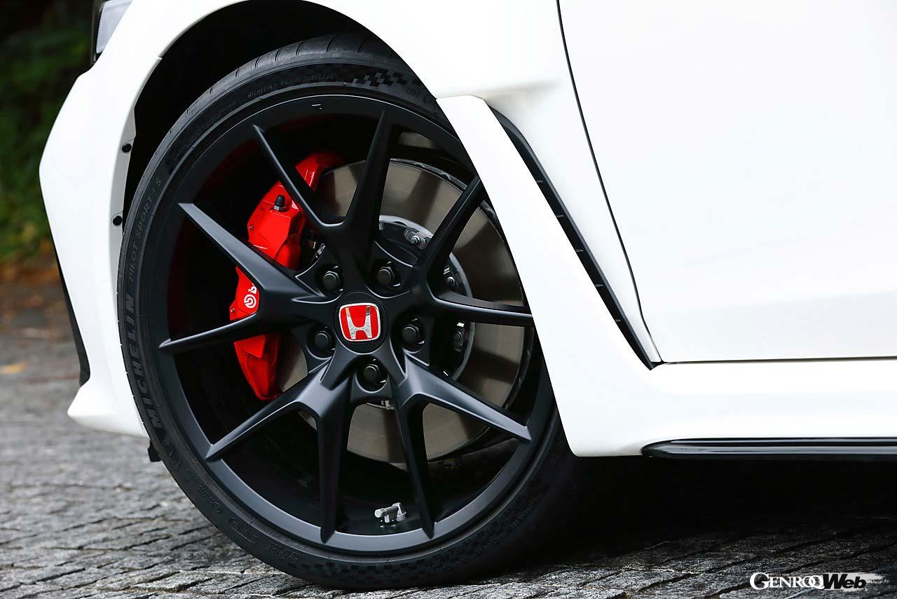 標準装着タイヤはミシュラン・パイロットスポーツ4Sだが、試乗車に装着されていたタイヤはカップ2だった。ディーラーで購入可能である。