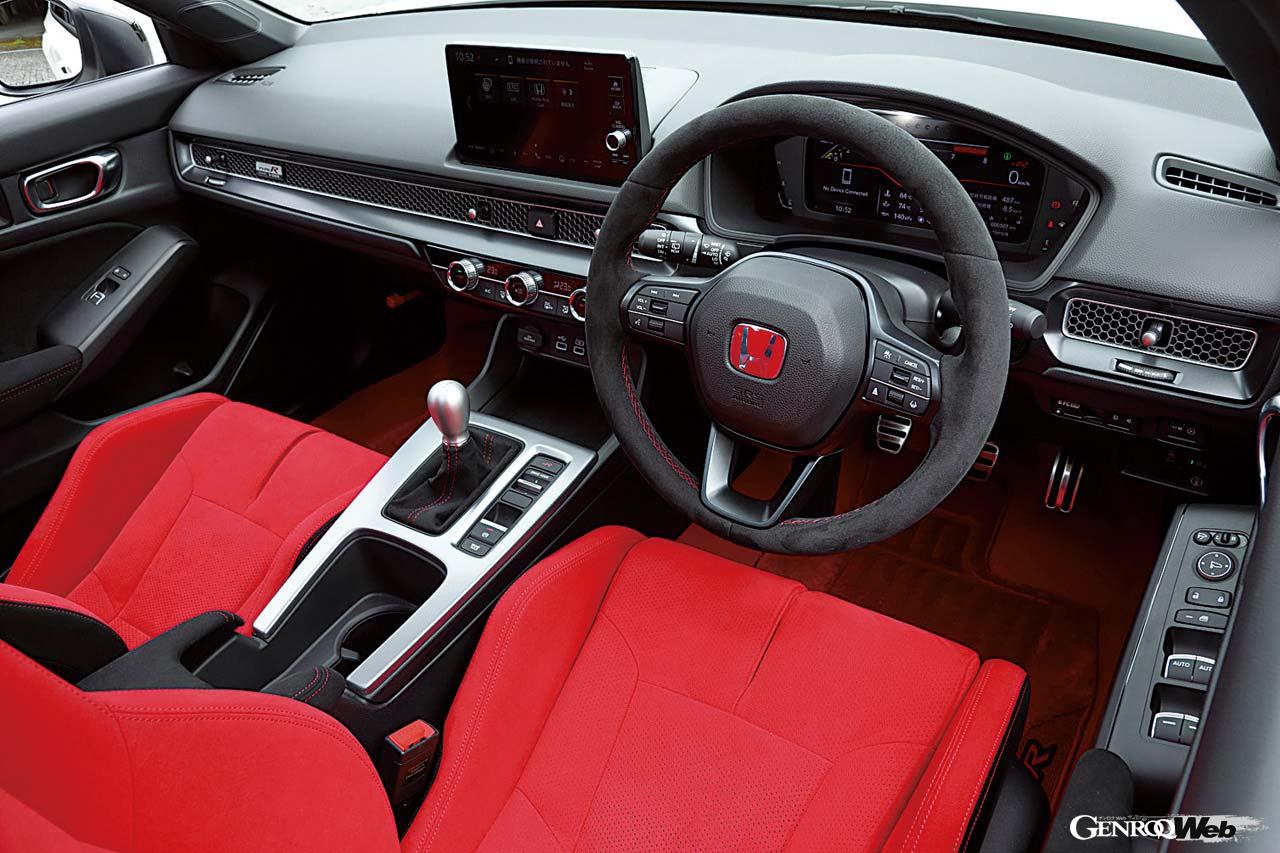 サポート性が高いスポーツシートを標準で装備する。ベース車の良好な視界を受け継ぐのが、ファミリーカーをベースとするスポーツカーのいいところ。