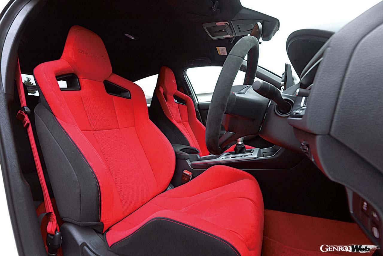 サポート性が高いスポーツシートを標準で装備する。ベース車の良好な視界を受け継ぐのが、ファミリーカーをベースとするスポーツカーのいいところ。