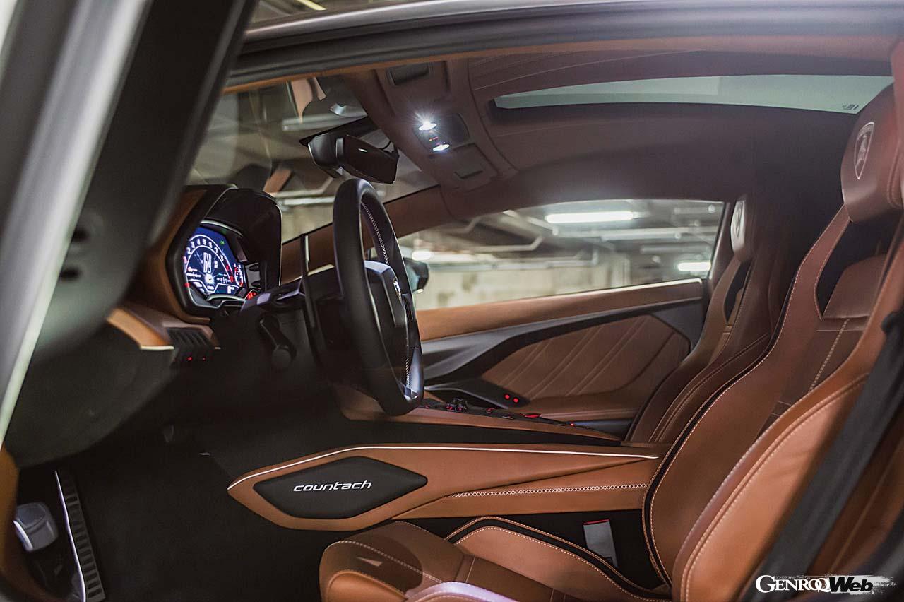 カウンタック登場50周年である2021年に突如発表された新型カウンタック。シアンをベースに、伝説のフォルムやディテールを実にうまく再現している。大きなウイング等は持たないが、リヤ後端のパネルは必要に応じてせり上がってダウンフォースを生み出す。世界限定112台で、今のところロードスターはない。