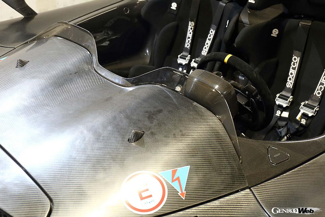 助手席が備わるので同乗可能。フロントウインドウがなくとも小さなウインドシールドは効果絶大。両シートの間にカメラが装備され、ロガーと連動して走行映像を記録できる。