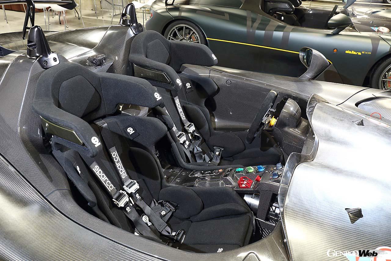 助手席が備わるので同乗可能。フロントウインドウがなくとも小さなウインドシールドは効果絶大。両シートの間にカメラが装備され、ロガーと連動して走行映像を記録できる。