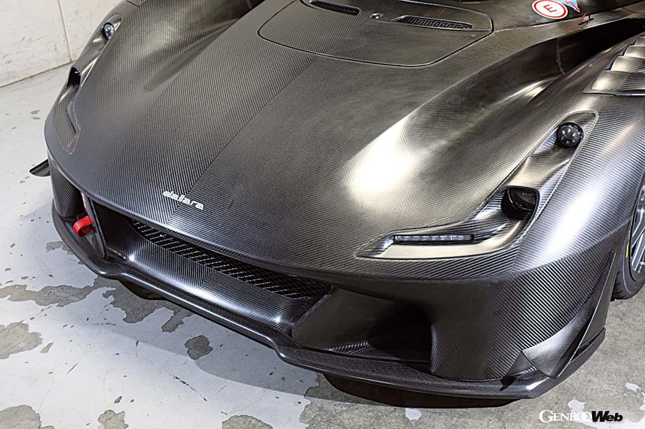 スワンネック型の大型リヤスポイラーやフロントフェンダー上にルーバーを採用するなどして、空力性能を大幅に向上させた。車重は890kgと軽量。