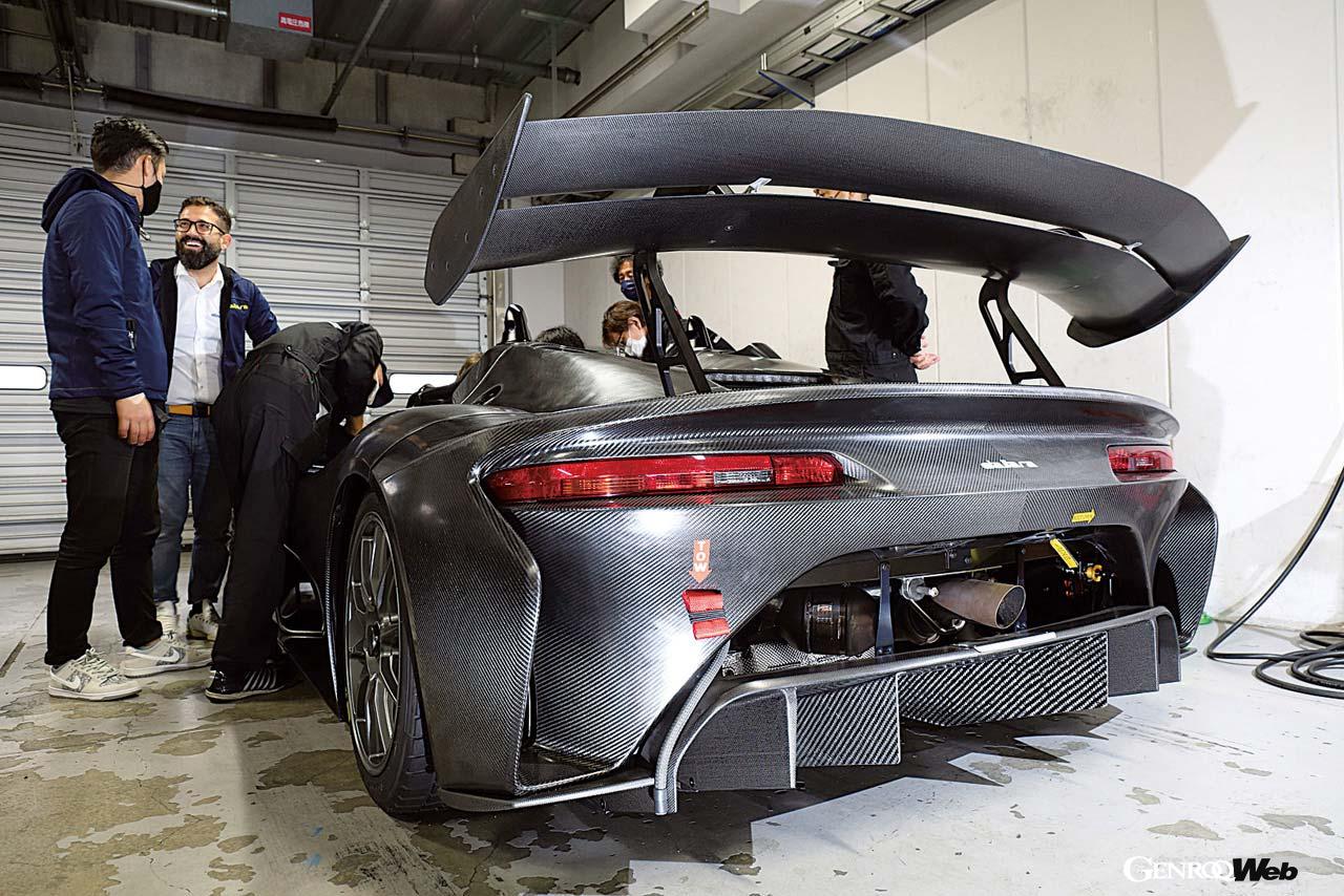 スワンネック型の大型リヤスポイラーやフロントフェンダー上にルーバーを採用するなどして、空力性能を大幅に向上させた。車重は890kgと軽量。