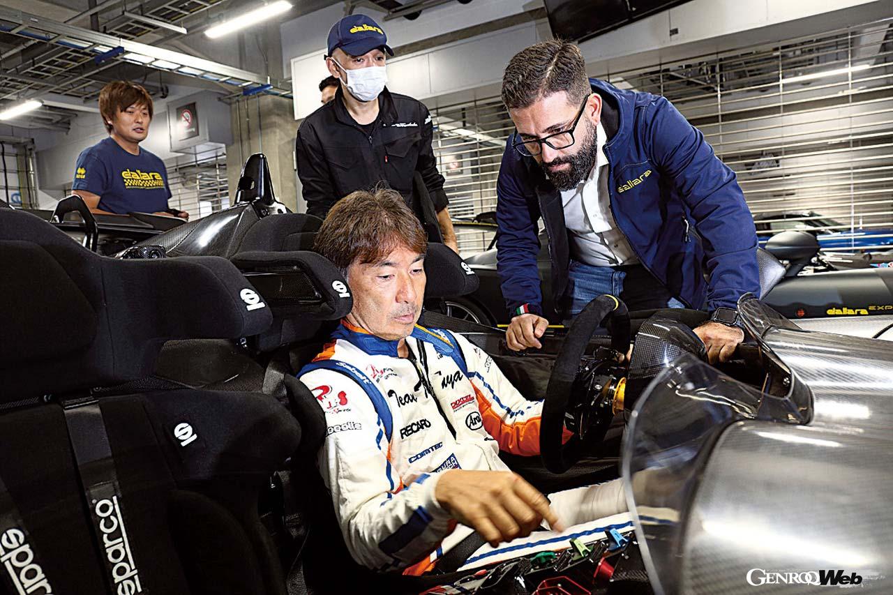 本国から来たエンジニアから操作方法のレクチャーを受ける。シートは固定式でペダルを前後にスライドして調整する。