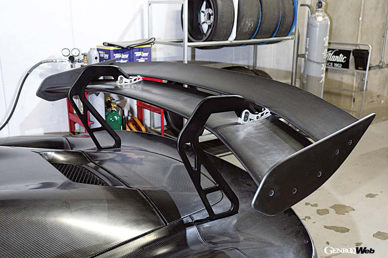 スワンネック型の大型リヤスポイラーやフロントフェンダー上にルーバーを採用するなどして、空力性能を大幅に向上させた。車重は890kgと軽量。