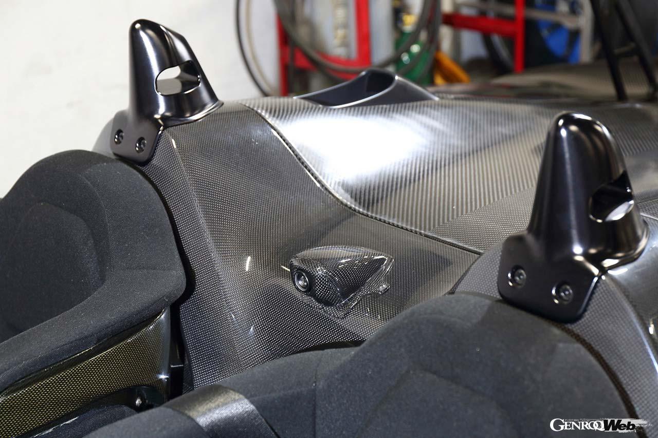 助手席が備わるので同乗可能。フロントウインドウがなくとも小さなウインドシールドは効果絶大。両シートの間にカメラが装備され、ロガーと連動して走行映像を記録できる。