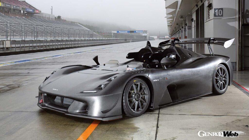 あいにくのウエットコンディションでも良好なグリップを発揮したピレリ製ウエットセミスリックタイヤ。サイズはフロント200/600-17、リヤ245/645-18。