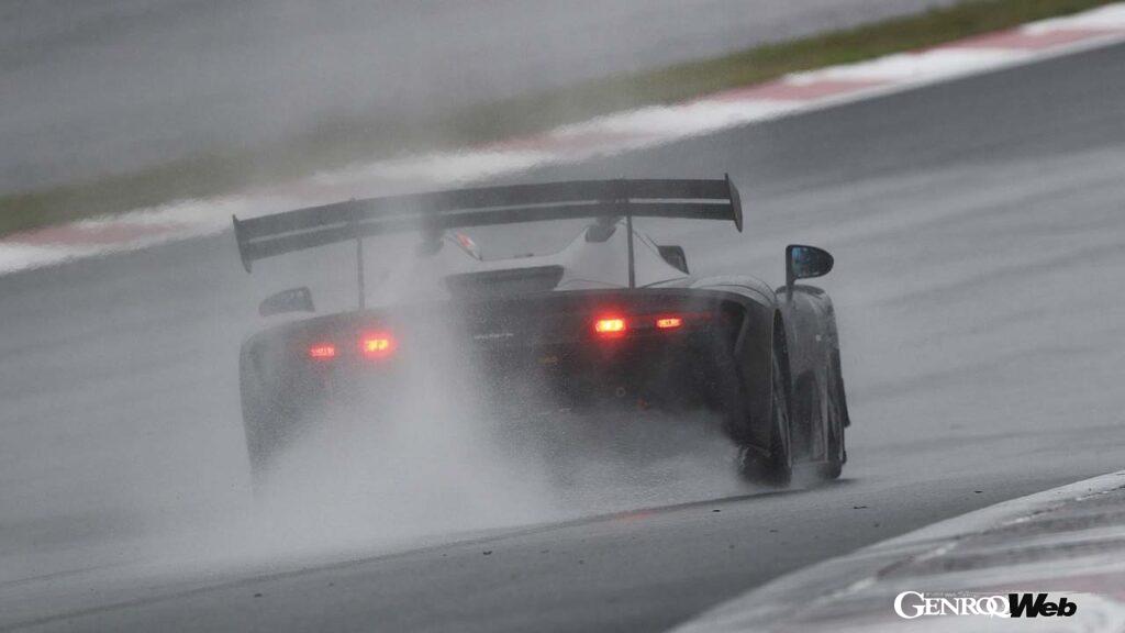 あいにくのウエットコンディションでも良好なグリップを発揮したピレリ製ウエットセミスリックタイヤ。サイズはフロント200/600-17、リヤ245/645-18。