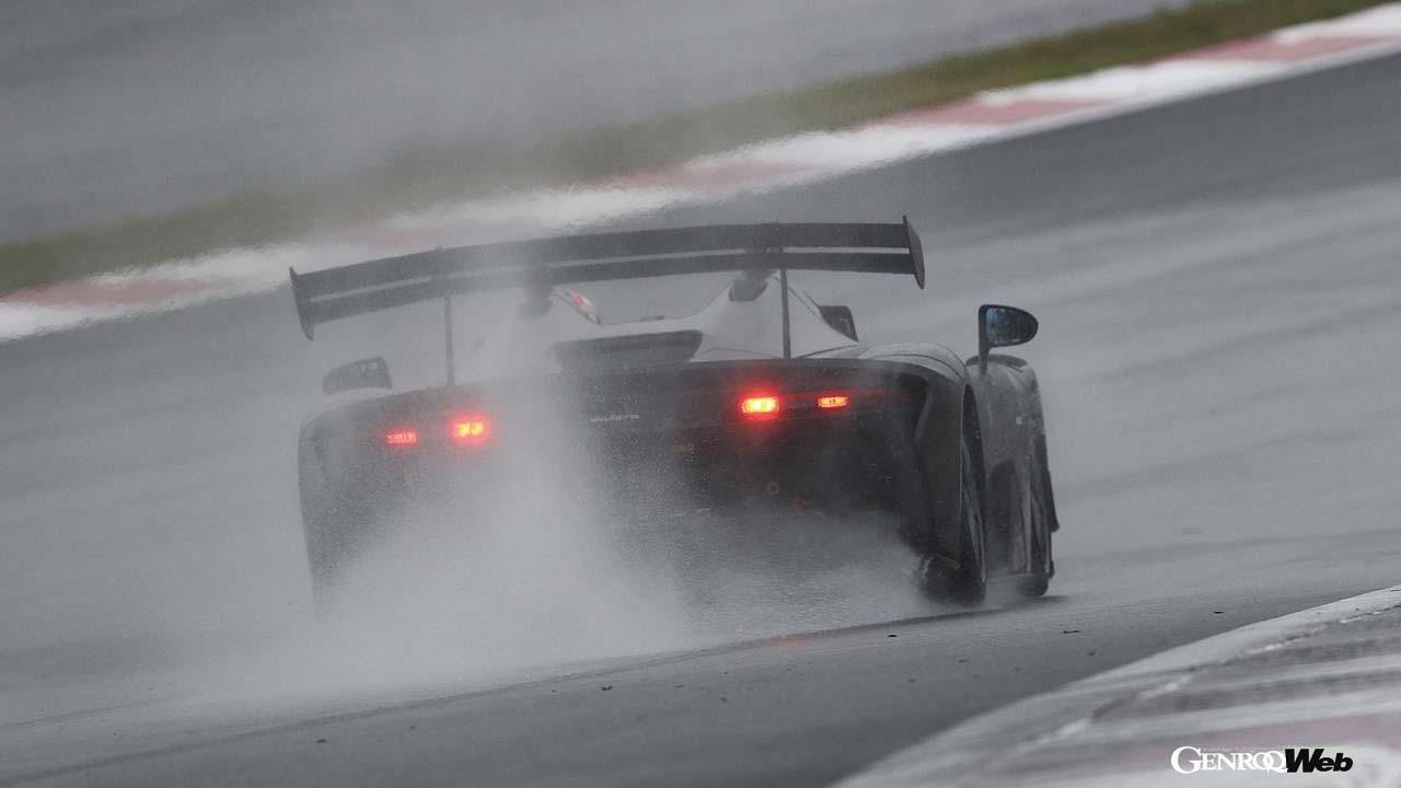 あいにくのウエットコンディションでも良好なグリップを発揮したピレリ製ウエットセミスリックタイヤ。サイズはフロント200/600-17、リヤ245/645-18。