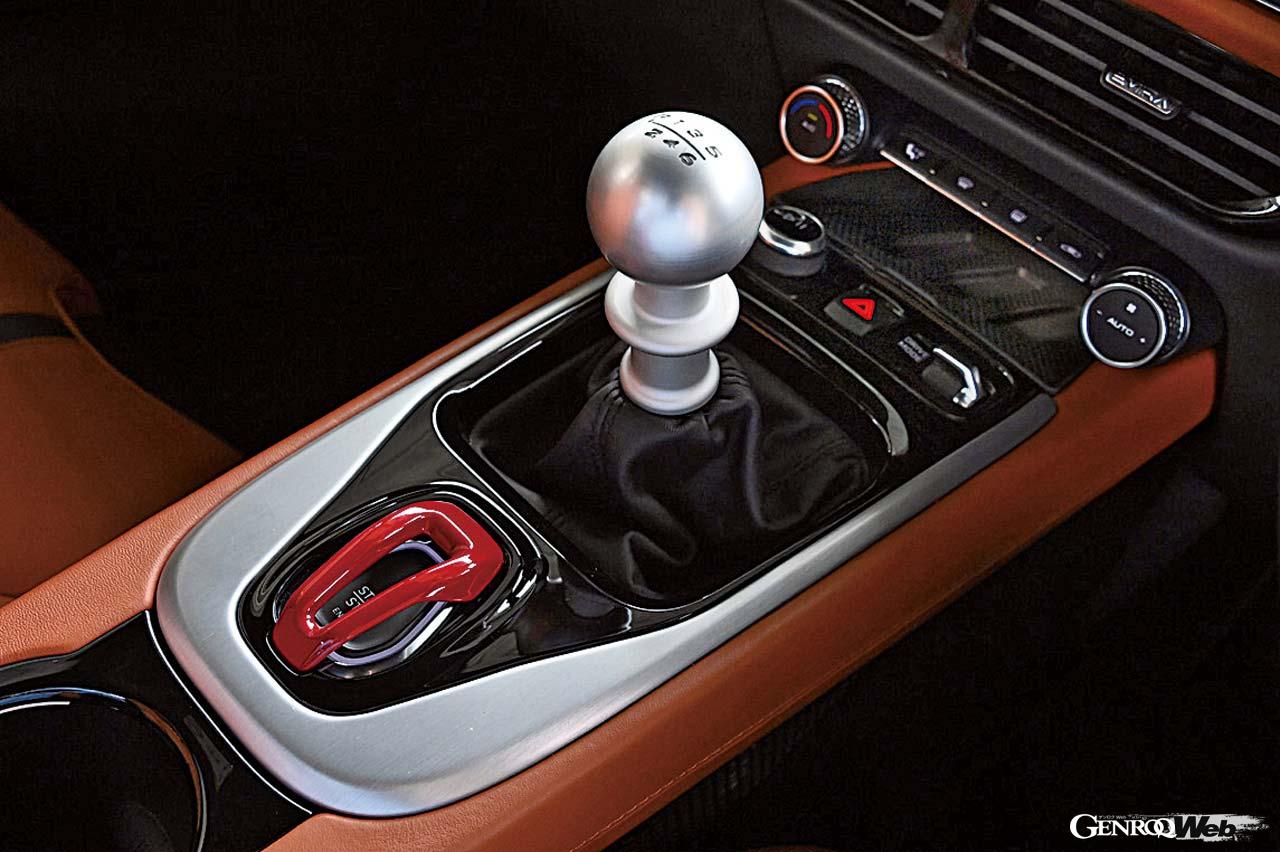 シンプルだが使いやすいシフトレバーの右脇にはドライビングモード切り替えスイッチ。スタート／ストップボタンは赤いカバーで覆われている。