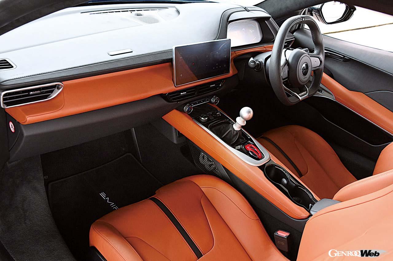 12.3インチのメーターディスプレイとセンターに10.25インチディスプレイがレイアウトされる。12Way電動調整式プレミアムスポーツシートはV6ファーストエディションに標準装備。