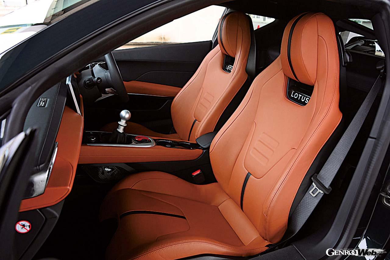 12.3インチのメーターディスプレイとセンターに10.25インチディスプレイがレイアウトされる。12Way電動調整式プレミアムスポーツシートはV6ファーストエディションに標準装備。