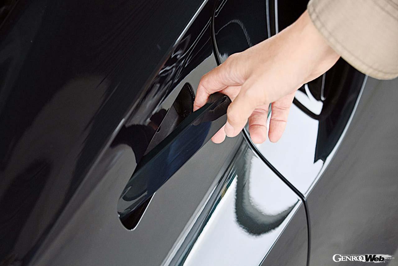 フラッシュサーフェス化されたドアノブ。非常にスタイリッシュで操作感も軽く、なにより開けやすいことがいい。エキシージから長足の進歩。