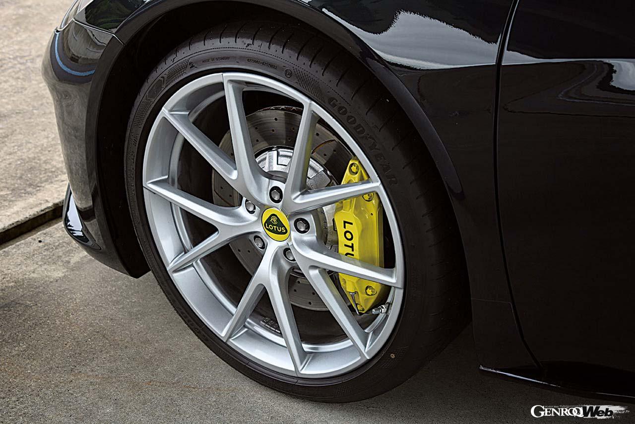 大型のディフューザーもまたバランスのとれた空力に貢献しているだろう。試乗車のタイヤはグッドイヤーF1スーパースポーツだった。もちろん承認タイヤとなる。