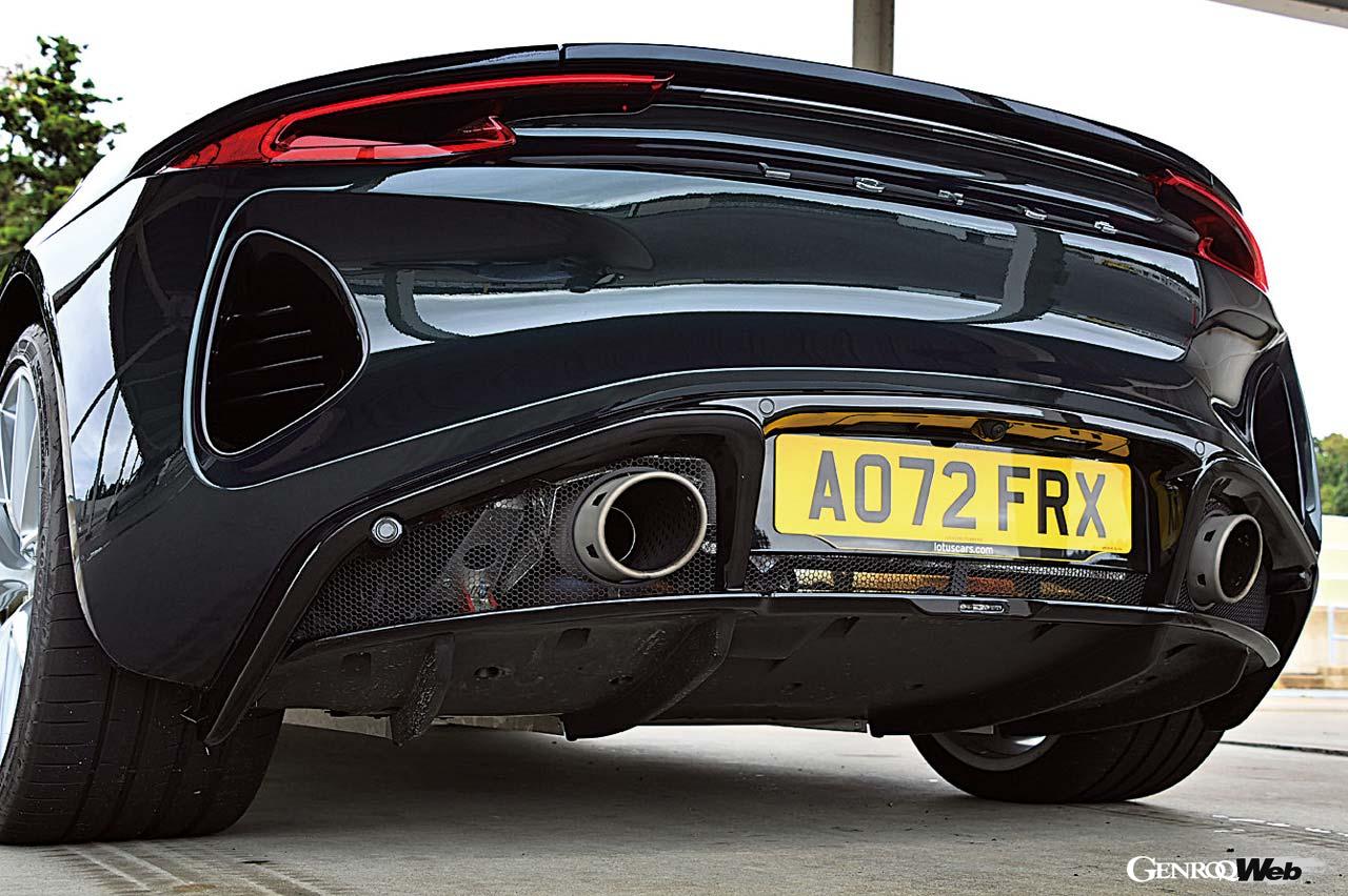 大型のディフューザーもまたバランスのとれた空力に貢献しているだろう。試乗車のタイヤはグッドイヤーF1スーパースポーツだった。もちろん承認タイヤとなる。