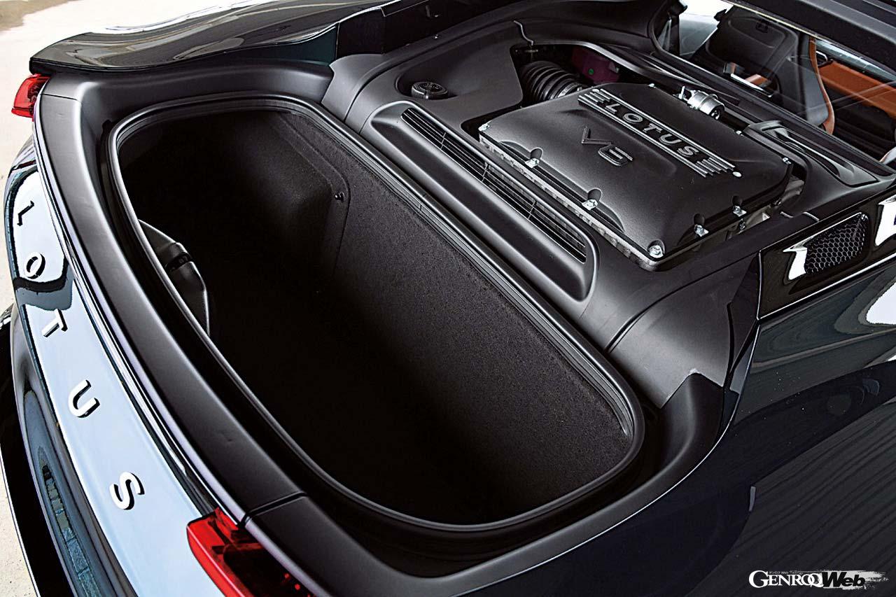 151リットルのリヤトランクは内張もしっかりしており、意外と使えそうな印象だった。V6エンジンのスーパーチャージャーは後方視界を遮らない。