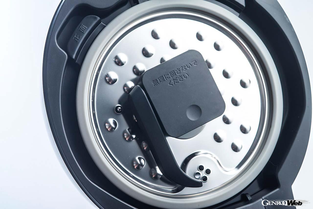 様々な料理の工程の中で基本的な動作となるのが“かきまぜ”だ。ホットクックは「まぜ技ユニット」を採用したことで、加熱の進行にあわせて自動でかきまぜを行ってくれる。