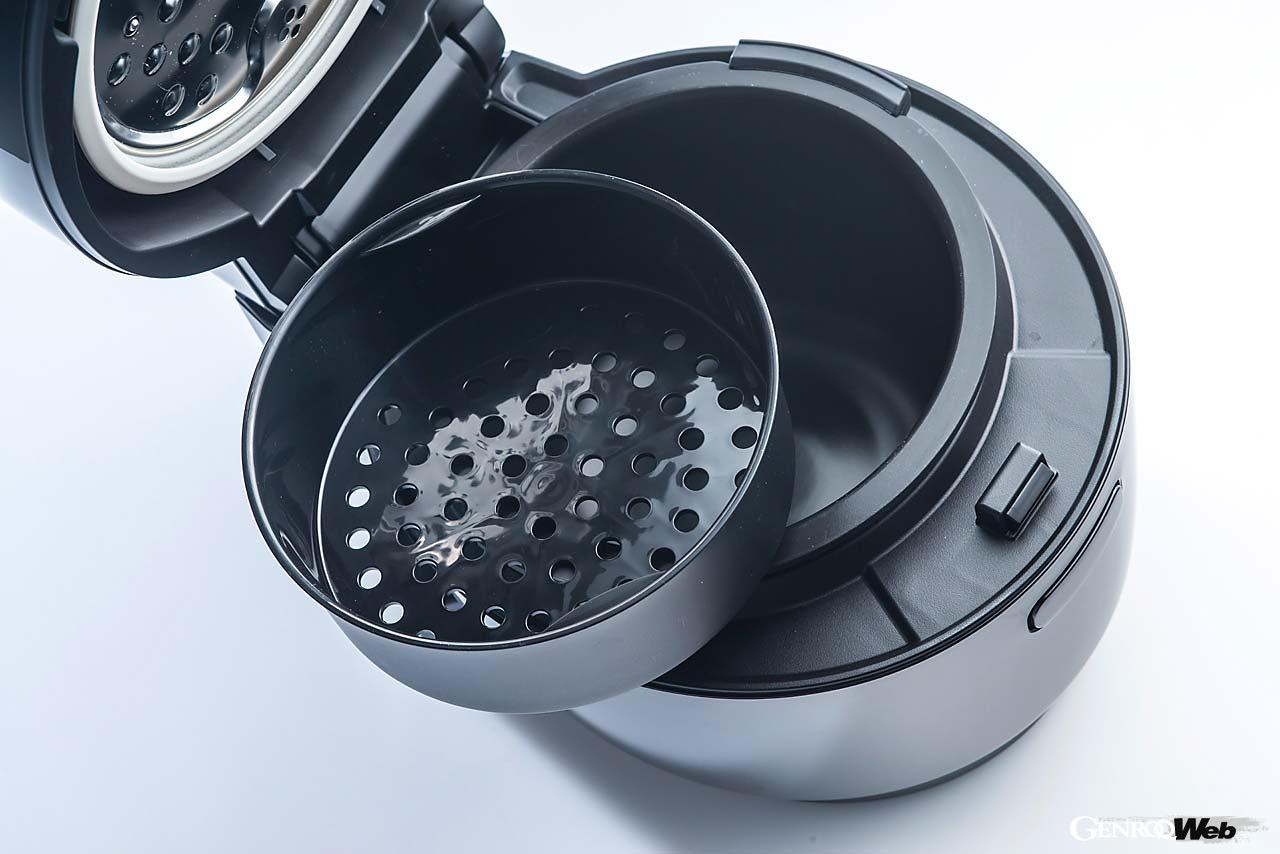 付属の蒸しトレイを使用すれば、「上下2段調理」が簡単に出来る。下段でごはんを炊きながら、上段でおかずを作るなど、同時に2種類の調理を楽しめる。