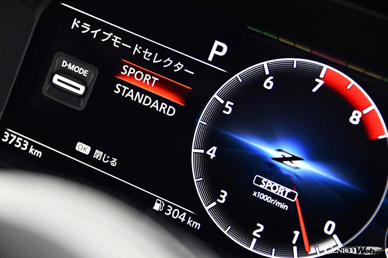 3連サブメーターや薄型エアコン吹き出し口など初代フェアレディZ(S30型)のデザインをモチーフにモダンなコクピットに仕立て上げている。