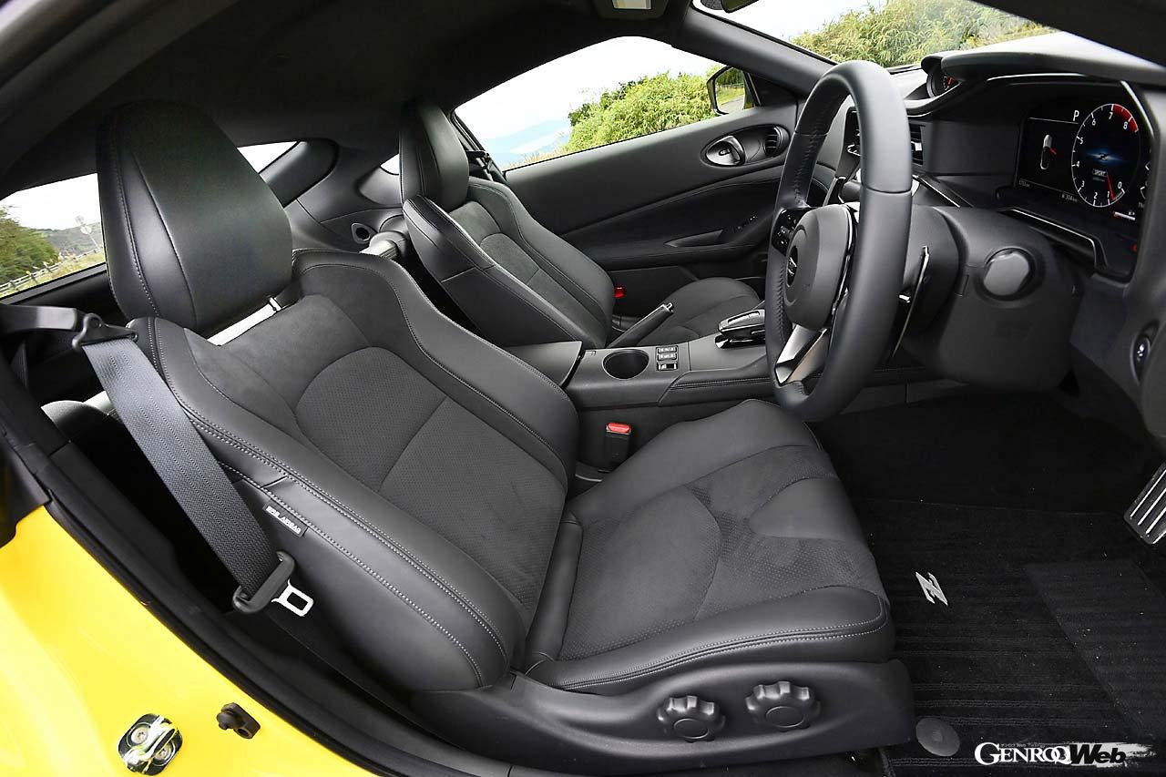 3連サブメーターや薄型エアコン吹き出し口など初代フェアレディZ(S30型)のデザインをモチーフにモダンなコクピットに仕立て上げている。