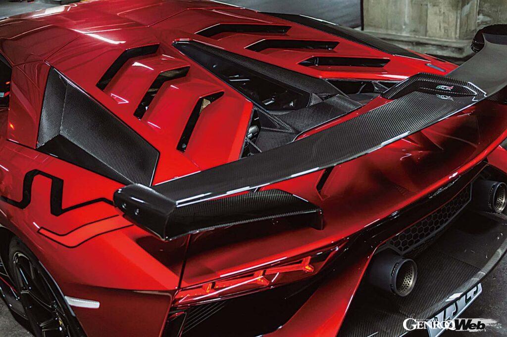 ランボルギーニにとって伝説の“J”の車名を与えられたアヴェンタドールSVJ。770PSのパワーに加え、カーボンを多用してSよりも車重は50kg軽い。ウラカン・ペルフォルマンテで採用された可変空力システムALAも搭載し、超高速域でも抜群の安定感を誇る。