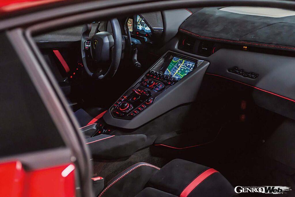 ランボルギーニにとって伝説の“J”の車名を与えられたアヴェンタドールSVJ。770PSのパワーに加え、カーボンを多用してSよりも車重は50kg軽い。ウラカン・ペルフォルマンテで採用された可変空力システムALAも搭載し、超高速域でも抜群の安定感を誇る。