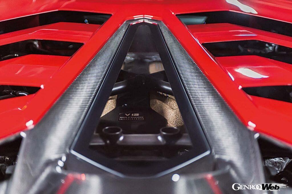 ランボルギーニにとって伝説の“J”の車名を与えられたアヴェンタドールSVJ。770PSのパワーに加え、カーボンを多用してSよりも車重は50kg軽い。ウラカン・ペルフォルマンテで採用された可変空力システムALAも搭載し、超高速域でも抜群の安定感を誇る。