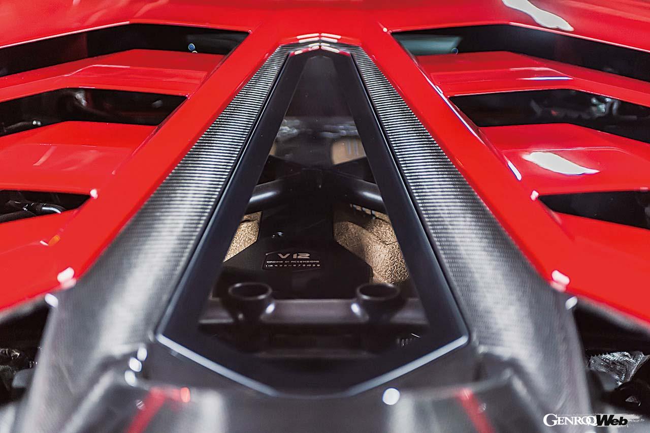 ランボルギーニにとって伝説の“J”の車名を与えられたアヴェンタドールSVJ。770PSのパワーに加え、カーボンを多用してSよりも車重は50kg軽い。ウラカン・ペルフォルマンテで採用された可変空力システムALAも搭載し、超高速域でも抜群の安定感を誇る。